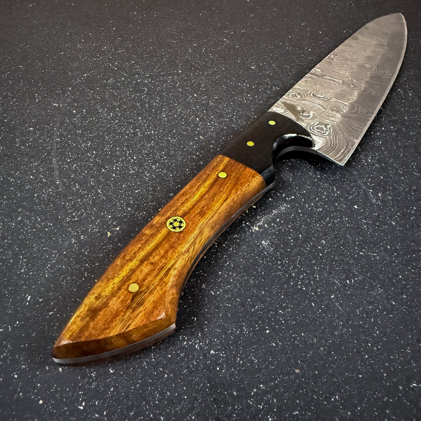 Cuchillo parrillero hecho a mano con hoja damasco forjada artesanalmente.