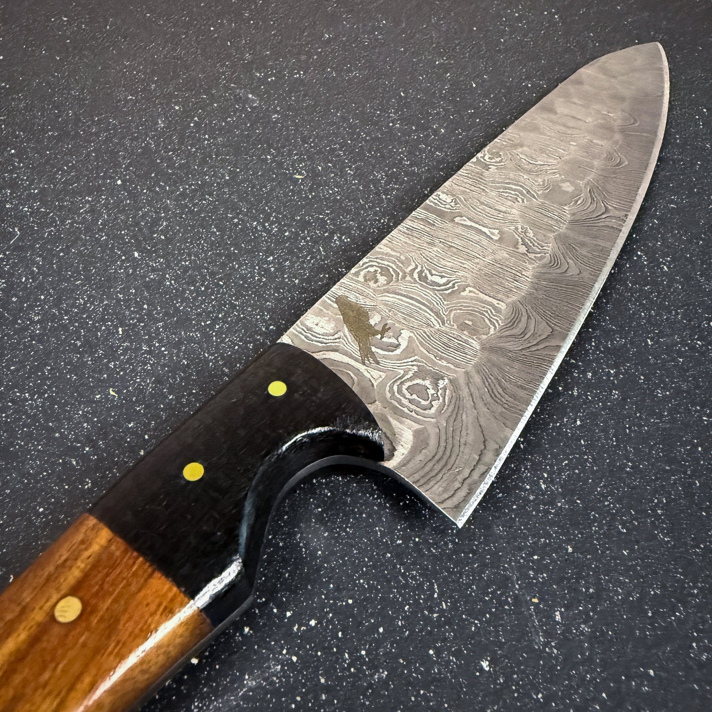 Cuchillo artesanal Rauka Llanquihue con funda de cuero incluida.