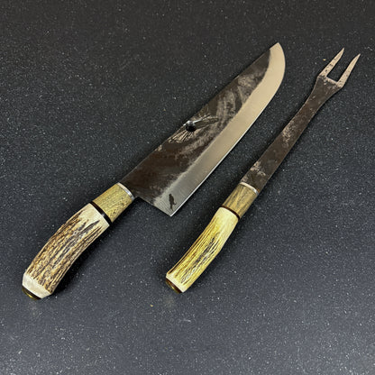 Cuchillo más Pincho parrillero artesanal Ciprés Rauka de 37 cm con mango de asta de ciervo y madera Guayabira.