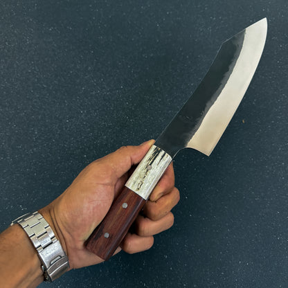 Detalle de cuchillo santoku forjado 32 cm Carpintero Rauka