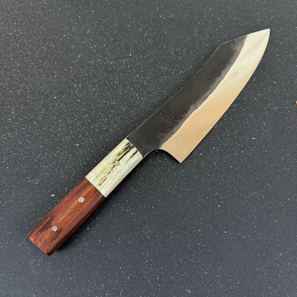 Detalle del filo de cuchillo santoku forjado 32 cm Carpintero Rauka