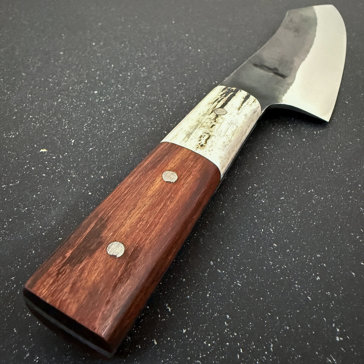 Vista superior de cuchillo santoku forjado 32 cm Carpintero Rauka