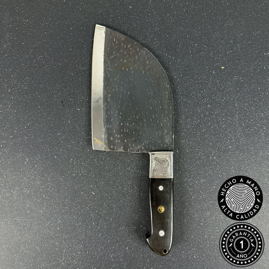 Cuchillo de cocina artesanal Rauka modelo Alerce, estilo Serbian, forjado a mano en acero al carbono 1070, vista completa frontal
