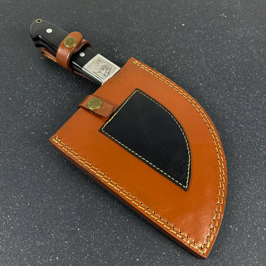 Detalle de la hoja del cuchillo Alerce de Rauka, mostrando el filo afilado y la textura del acero al carbono 1070