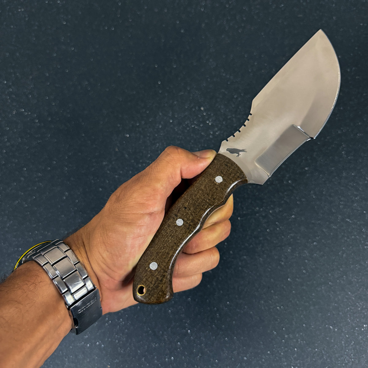 Detalle de cuchillo tracker de supervivencia 25 cm Torres del Paine Espejo Rauka