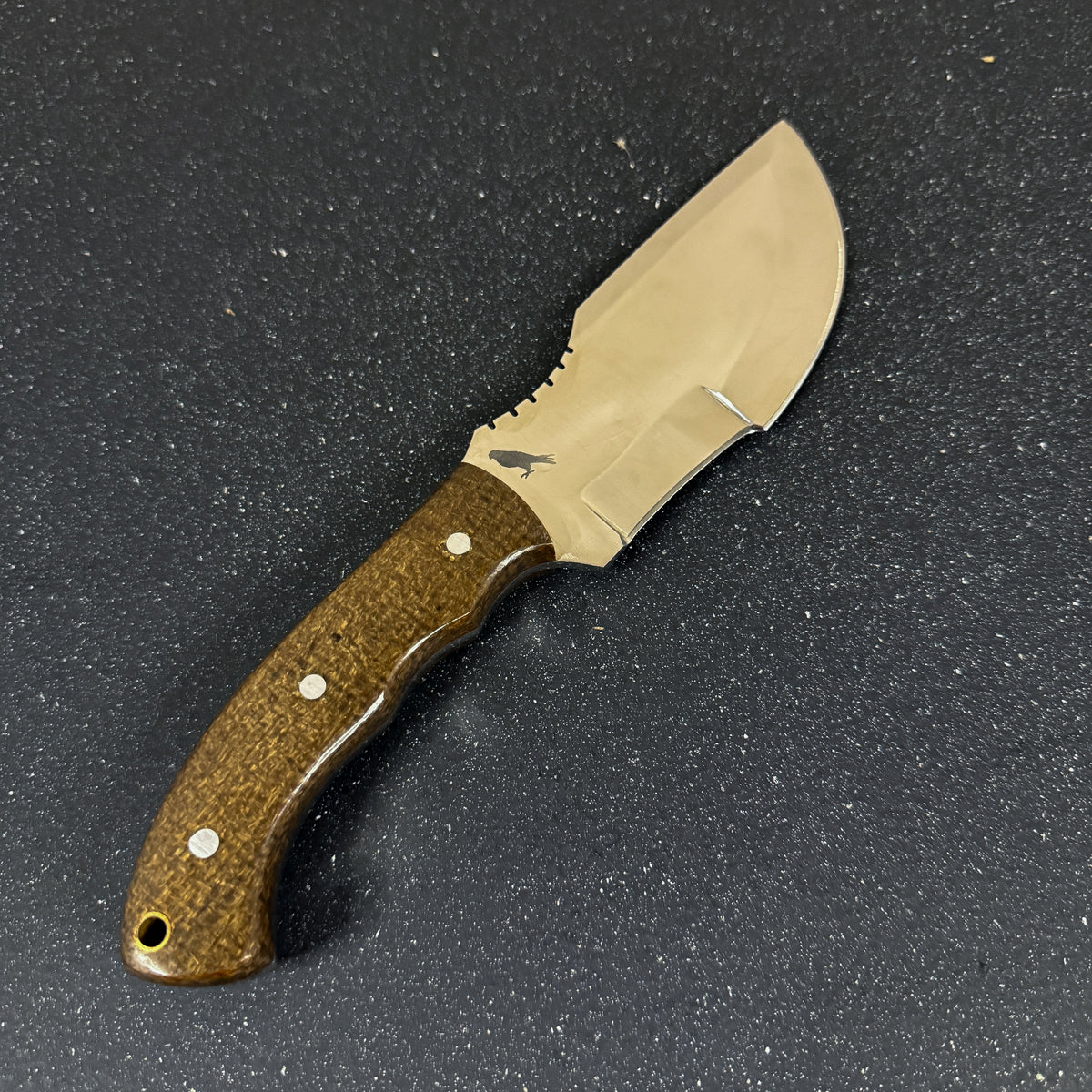 Cuchillo Tracker de Supervivencia 25 cm Torres del Paine Espejo Rauka en uso