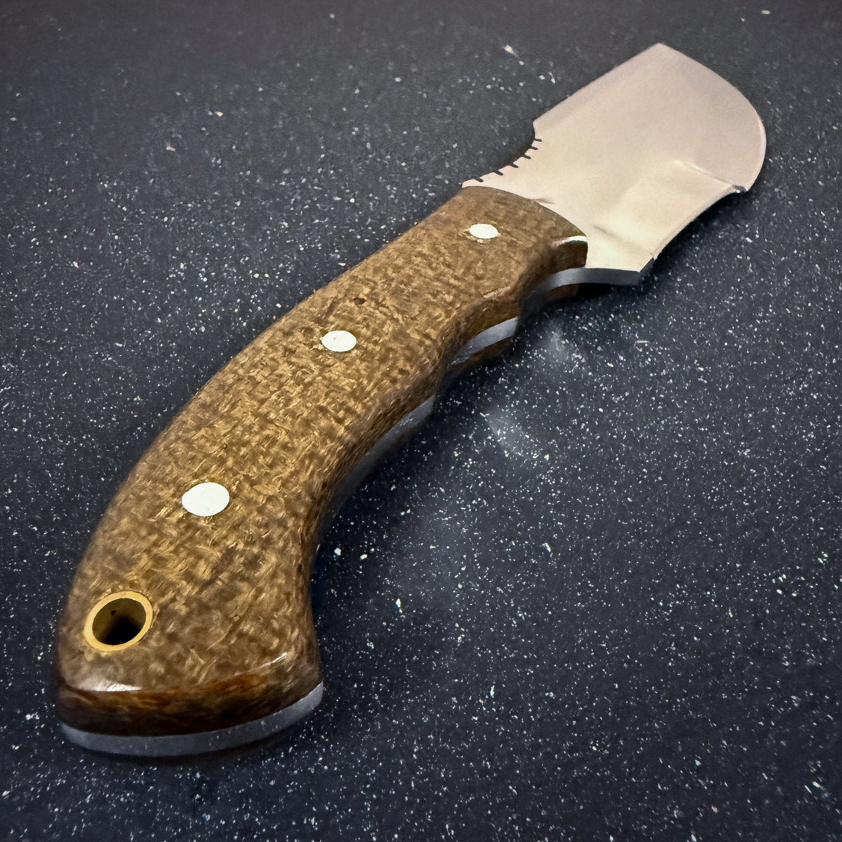 Detalle del filo de cuchillo tracker de supervivencia 25 cm Torres del Paine Espejo Rauka