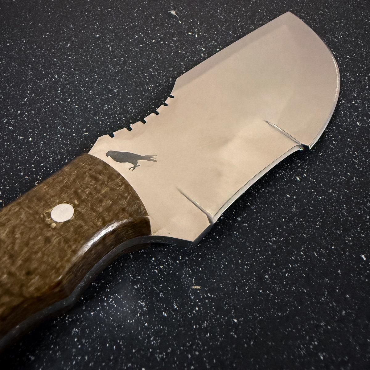 Detalle del mango de cuchillo tracker de supervivencia 25 cm Torres del Paine Espejo Rauka