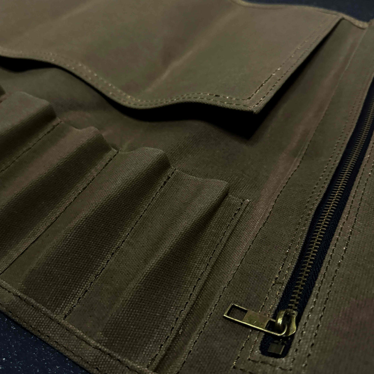 Estuche Profesional para 12 Cuchillos en Lona Encerada y Cuero “Morral Verde”