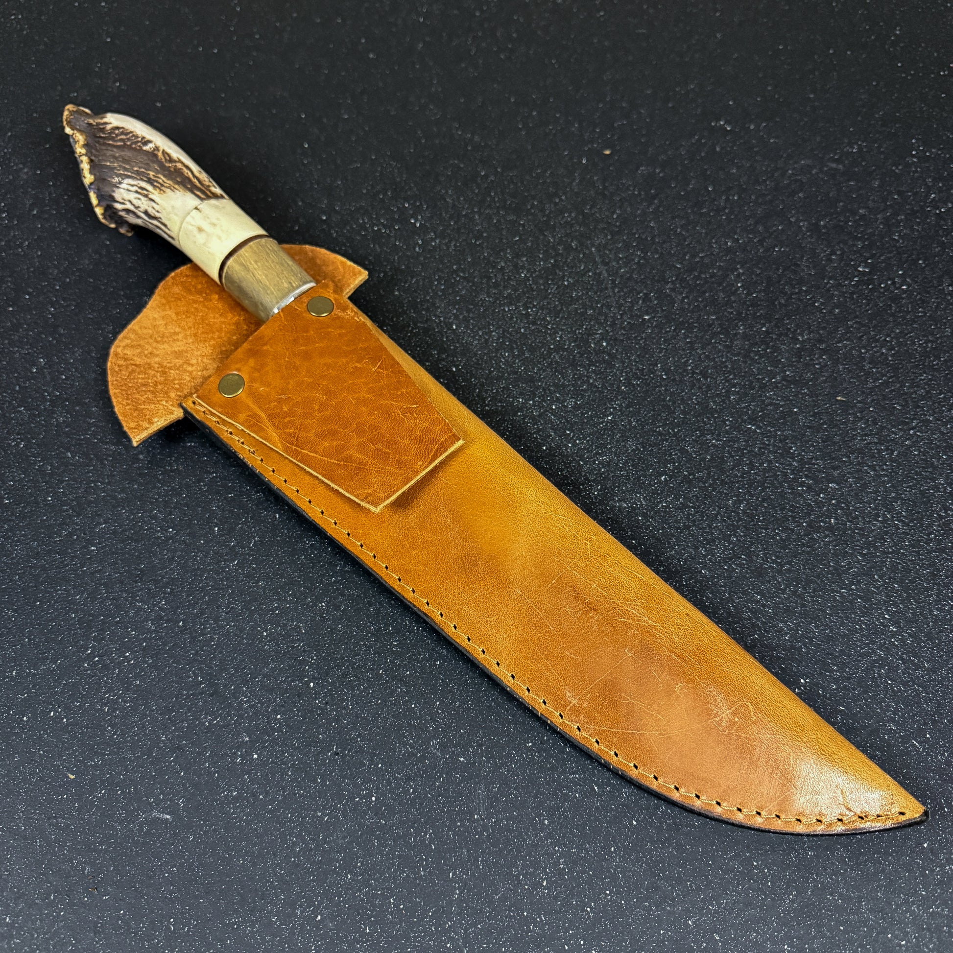 Funda de cuero para cuchillo parrillero artesanal Ciprés Rauka incluida con el producto.