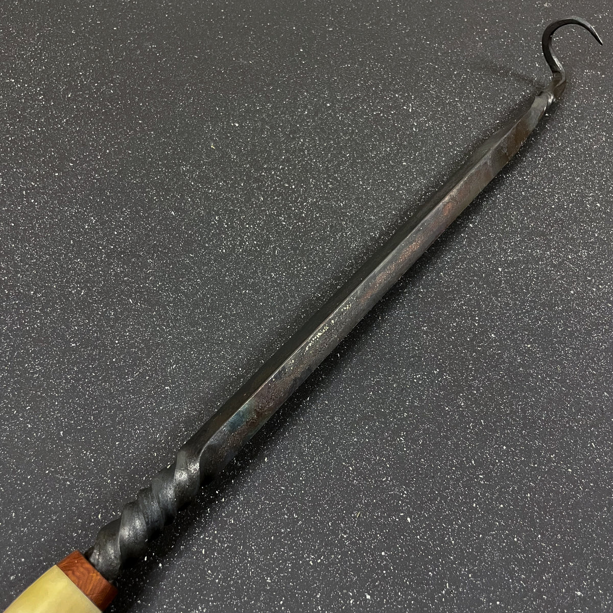 Detalle de gancho para dar vuelta la carne Alacalufe Rauka, segunda foto