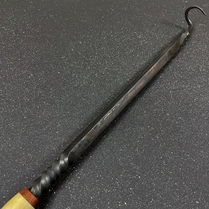 Detalle de gancho para dar vuelta la carne Alacalufe Rauka, segunda foto