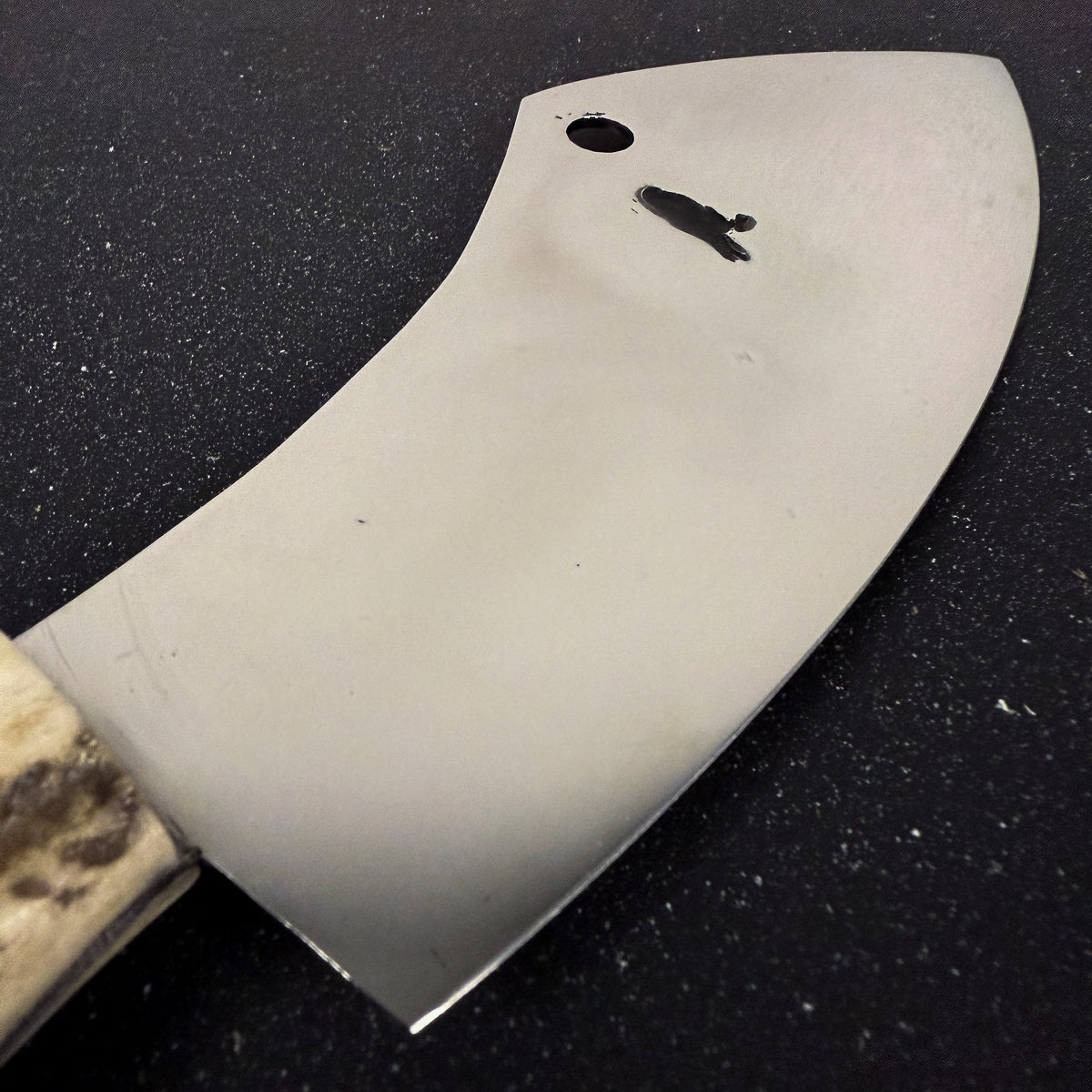 Detalle de hacha de cocina inoxidable 31 cm Mirlo Rauka