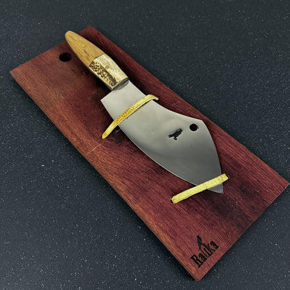 Detalle del mango de hacha de cocina inoxidable 31 cm Mirlo Rauka