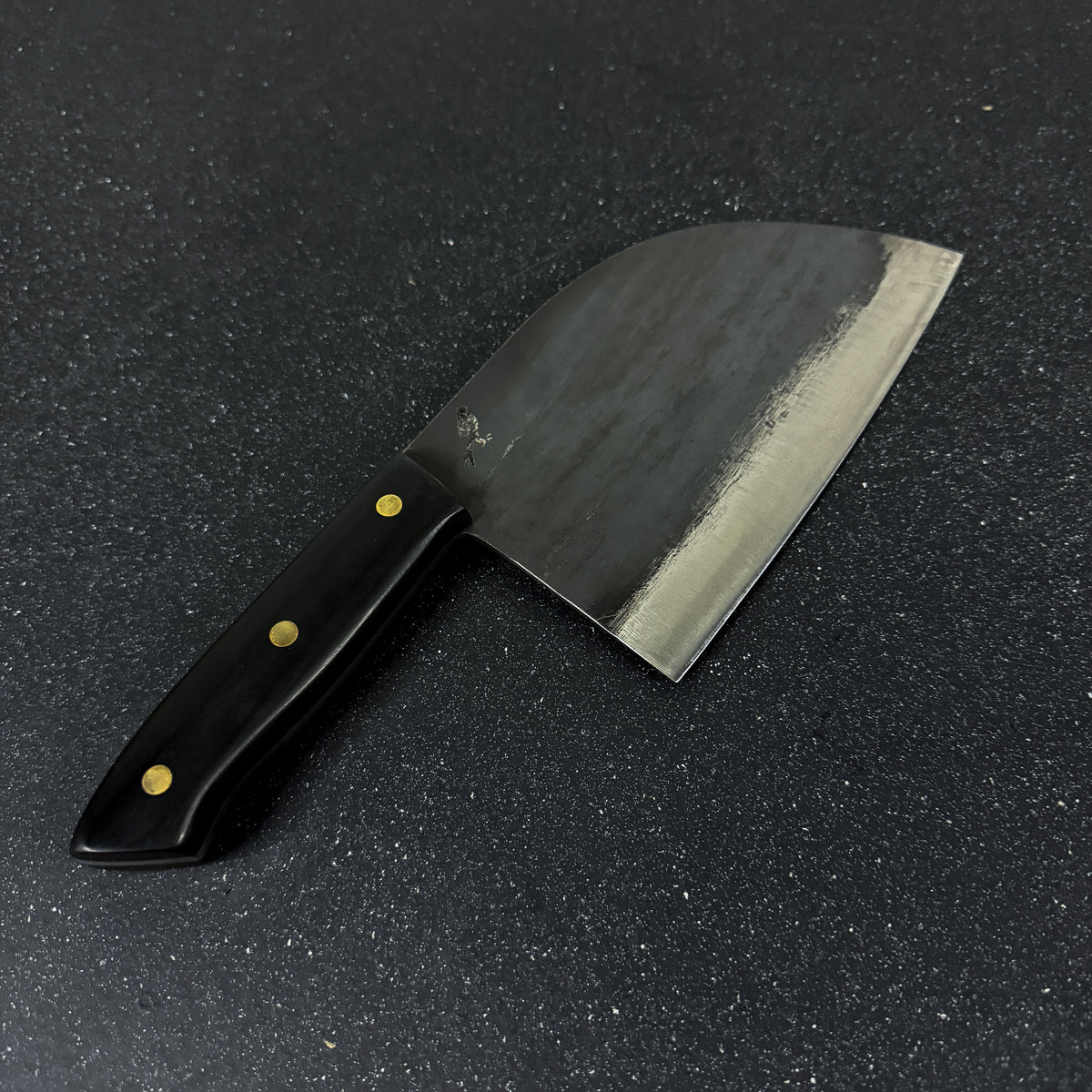 Vista de conjunto de hacha serbian de cocina forjada acero al carbono 29 cm Manquehue Rauka