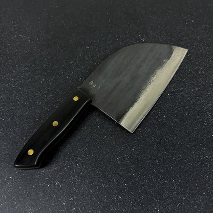 Vista de conjunto de hacha serbian de cocina forjada acero al carbono 29 cm Manquehue Rauka