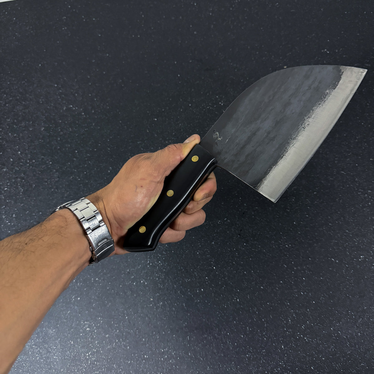 Detalle de hacha serbian de cocina forjada acero al carbono 29 cm Manquehue Rauka