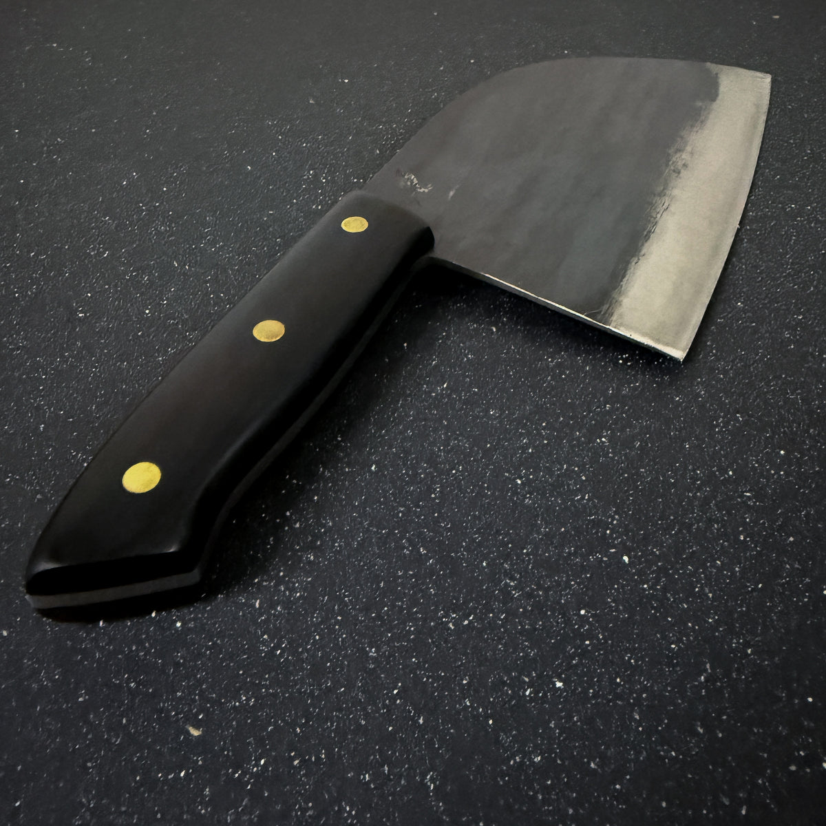 Hacha Serbian de Cocina Forjada Acero al Carbono 29 cm Manquehue Rauka en uso