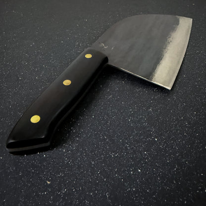 Hacha Serbian de Cocina Forjada Acero al Carbono 29 cm Manquehue Rauka en uso