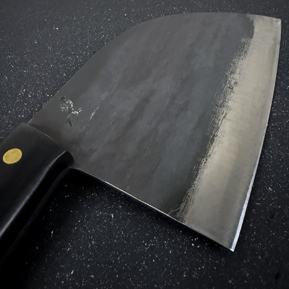 Detalle del mango de hacha serbian de cocina forjada acero al carbono 29 cm Manquehue Rauka