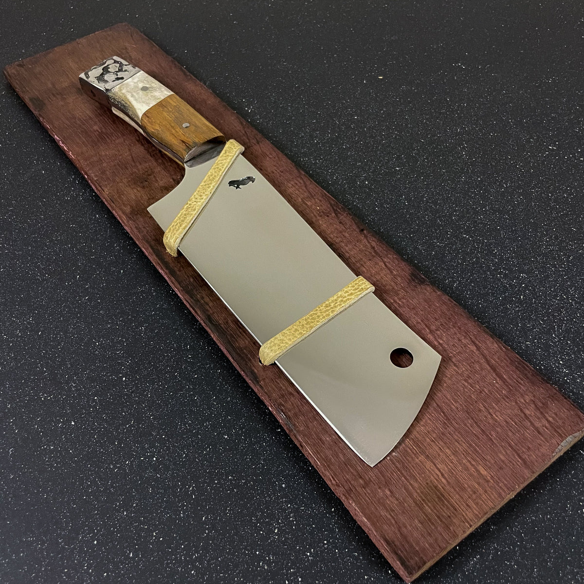Vista de conjunto de hachilla parrillera 32 cm Adencul con funda Rauka