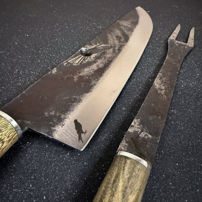 Hoja forjada en acero al carbono 1070 del cuchillo parrillero artesanal Ciprés Rauka.