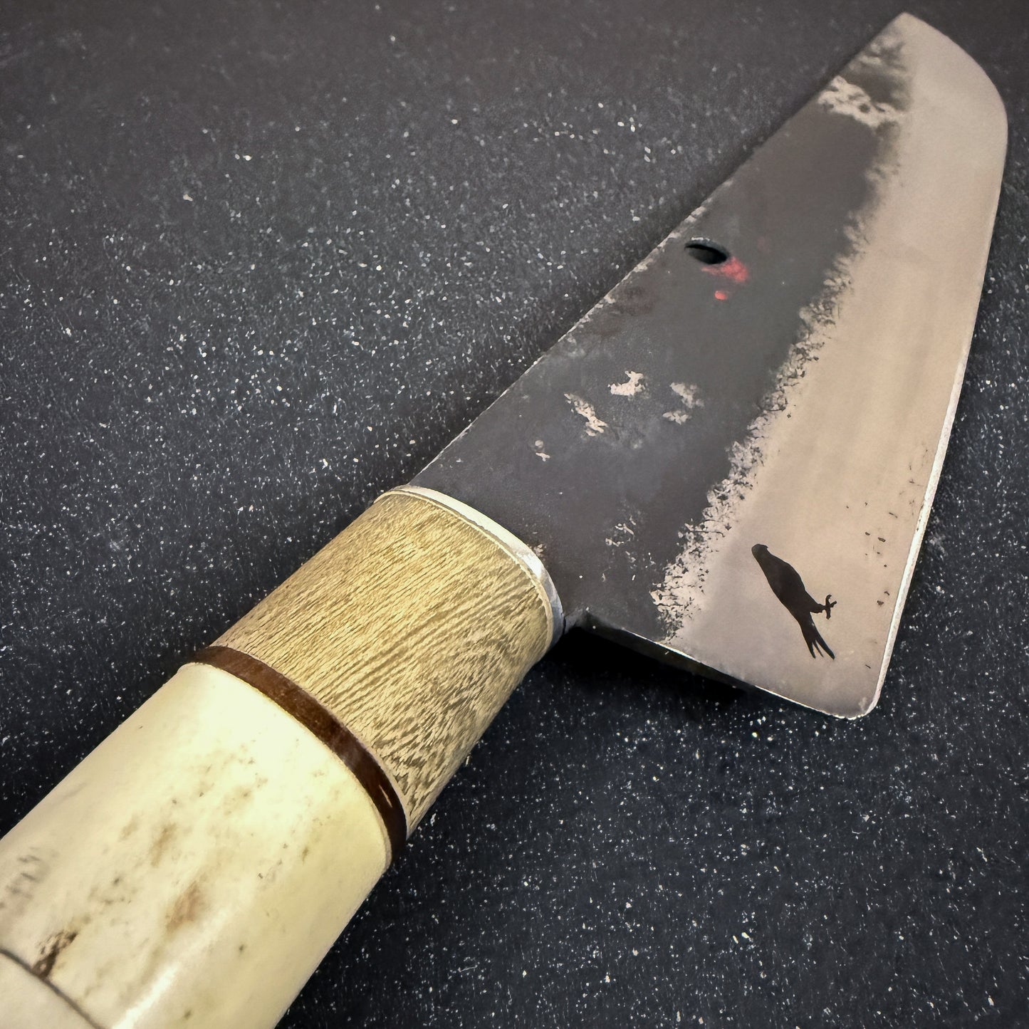 Detalle de hoja forjada en acero al carbono 1070 del cuchillo parrillero Ciprés Rauka.