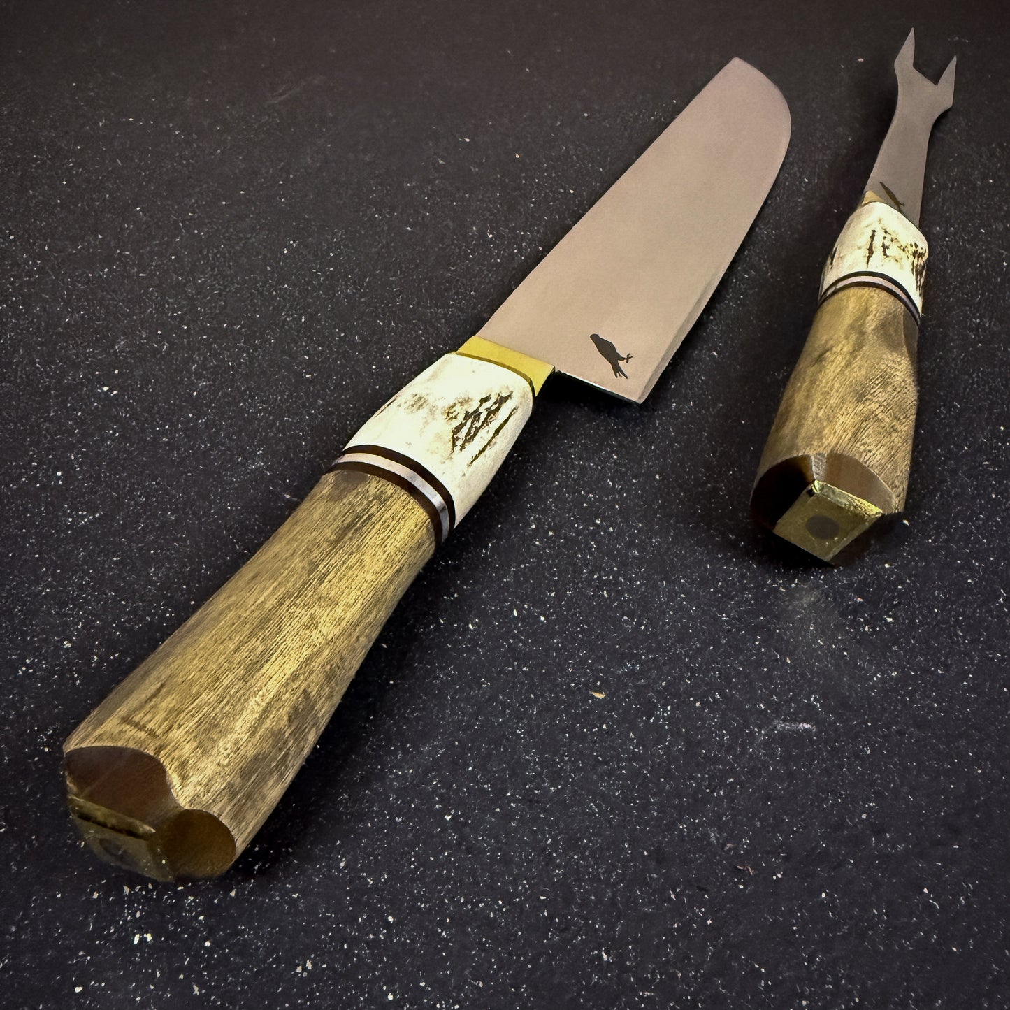 Mango de asta de ciervo y madera de Guayabira del set parrillero Chinchilla Rauka.