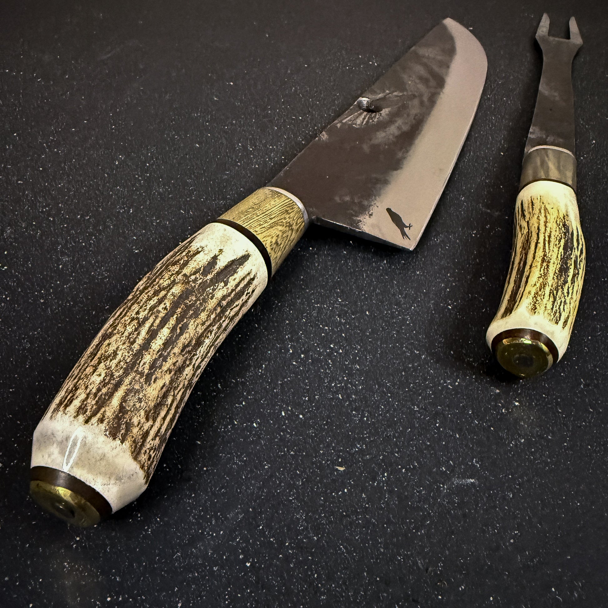 Detalle del mango de cuchillo Ciprés Rauka fabricado con asta de ciervo natural y madera de Guayabira.