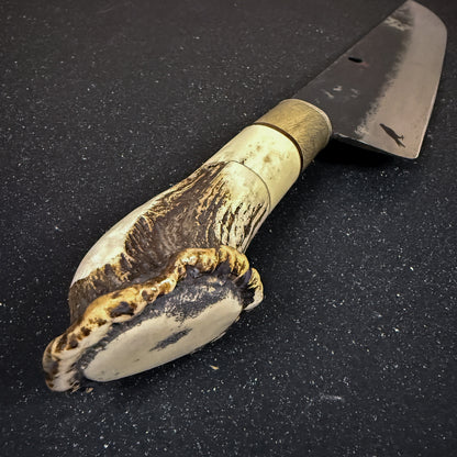 Mango del cuchillo Ciprés Rauka con roseta de ciervo rojo y madera de Guayabira.