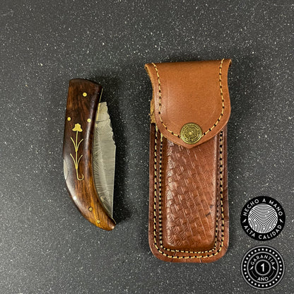 Navaja artesanal Rauka Petrohué de acero Damasco con 512 capas y patrón torcido.