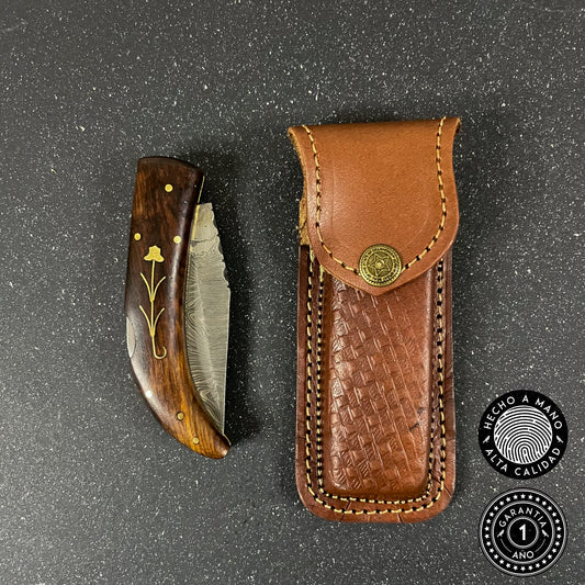 Navaja artesanal Rauka Petrohué de acero Damasco con 512 capas y patrón torcido.