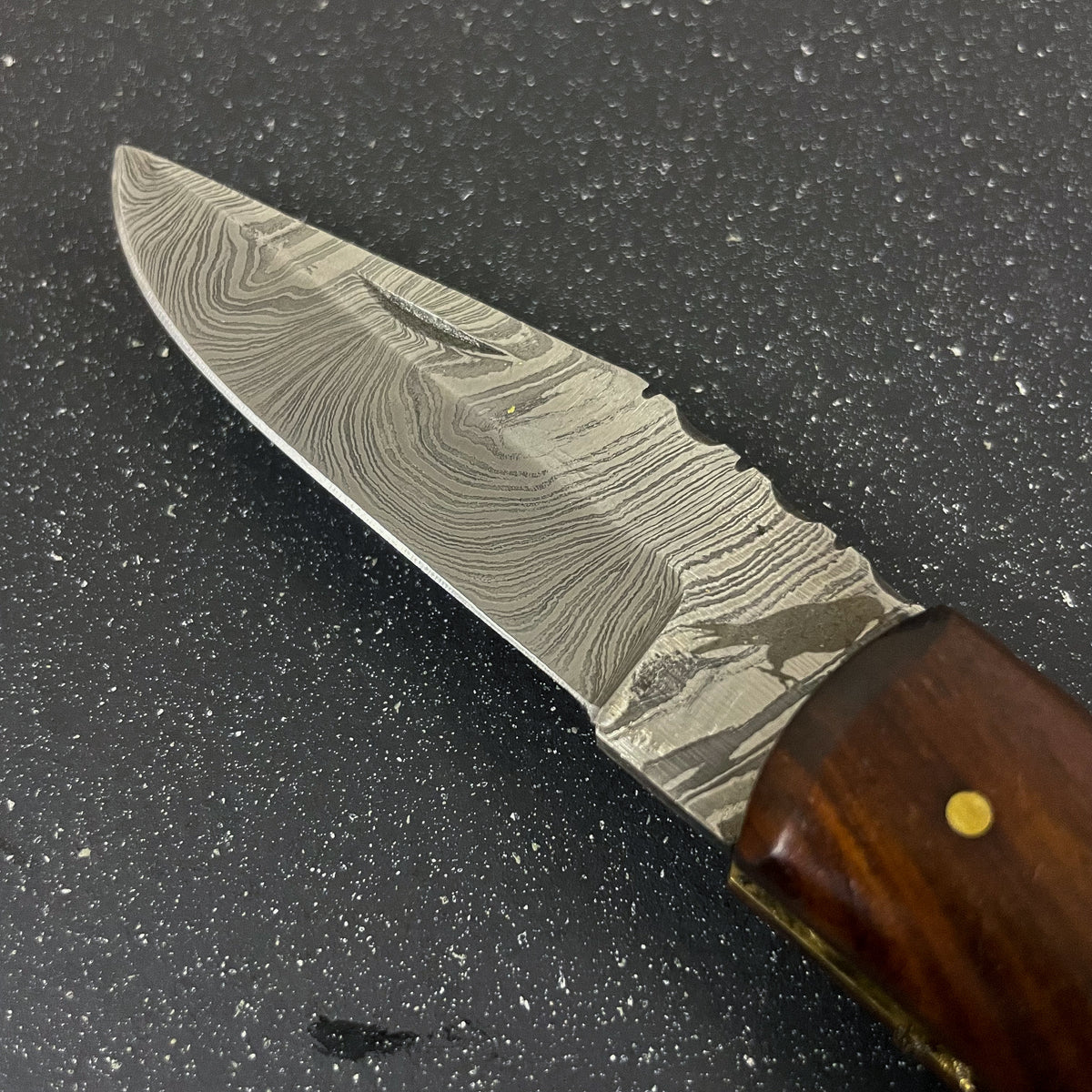 Detalle de navaja de acero damasco 20 cm Petrohué Rauka