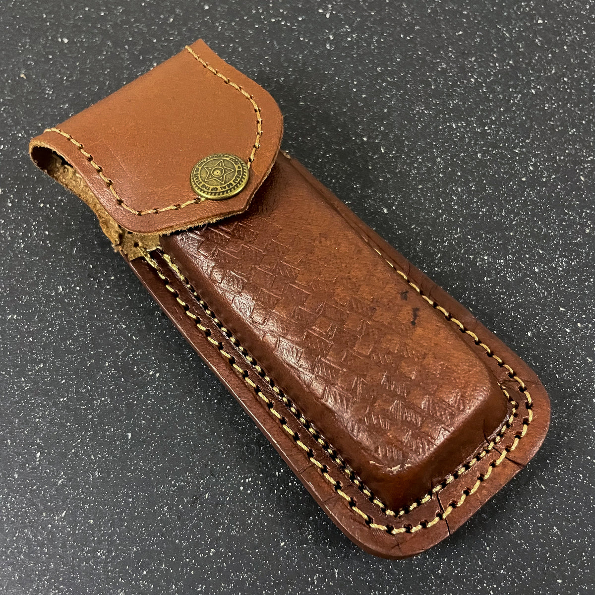 Detalle de la funda de navaja de acero damasco 20 cm Petrohué Rauka