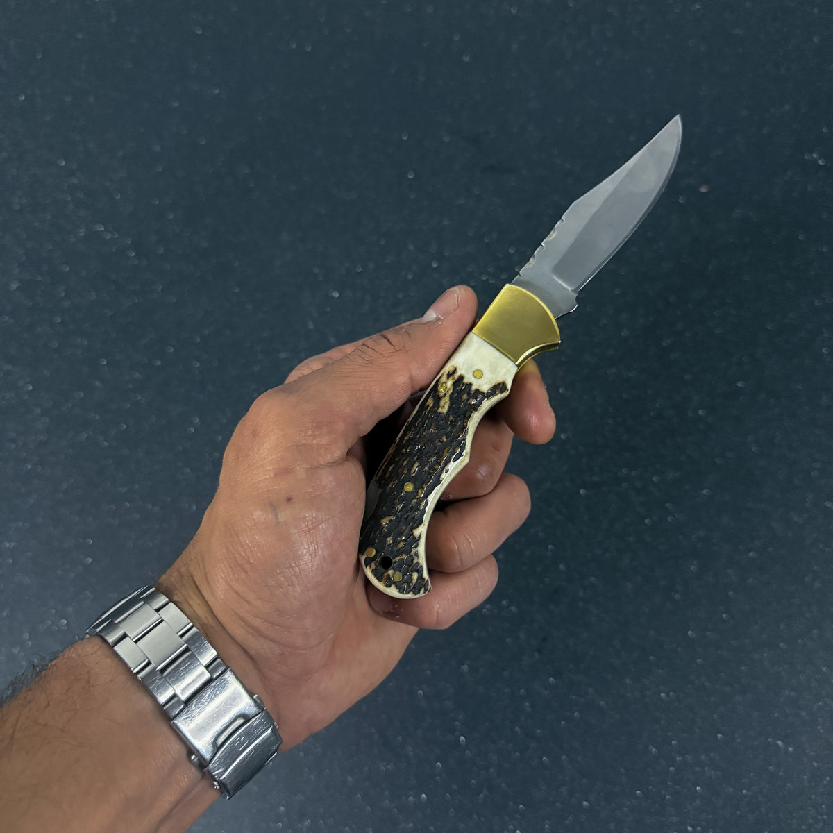 Detalle de navaja de acero inoxidable 17,5 cm Ciervo Rauka