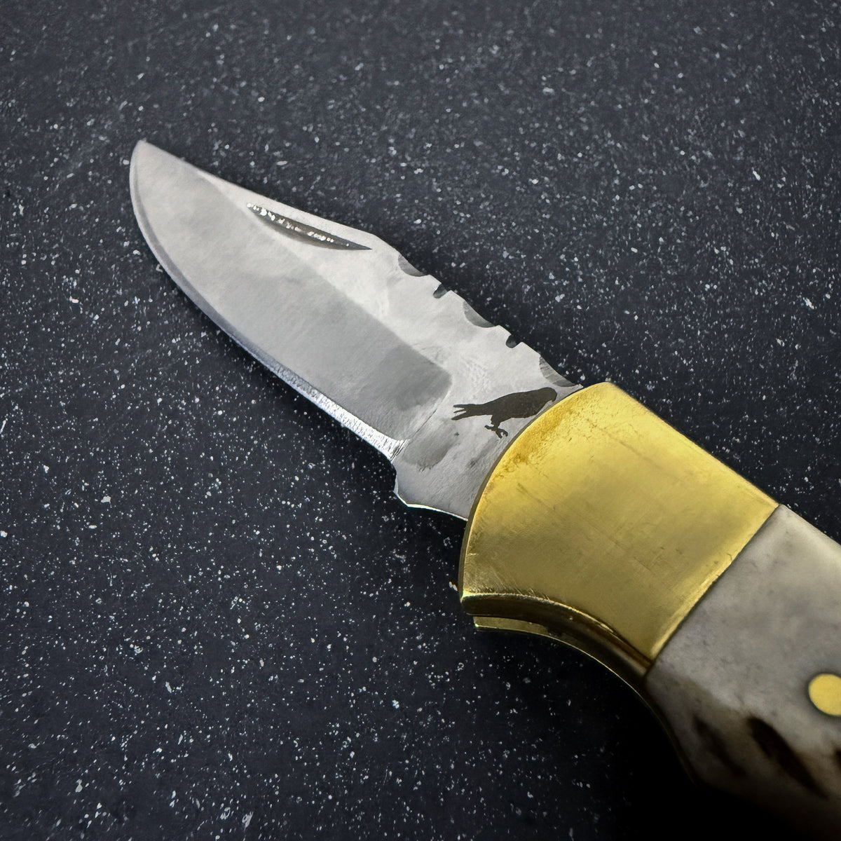 Detalle del mango de navaja de acero inoxidable 17,5 cm Ciervo Rauka