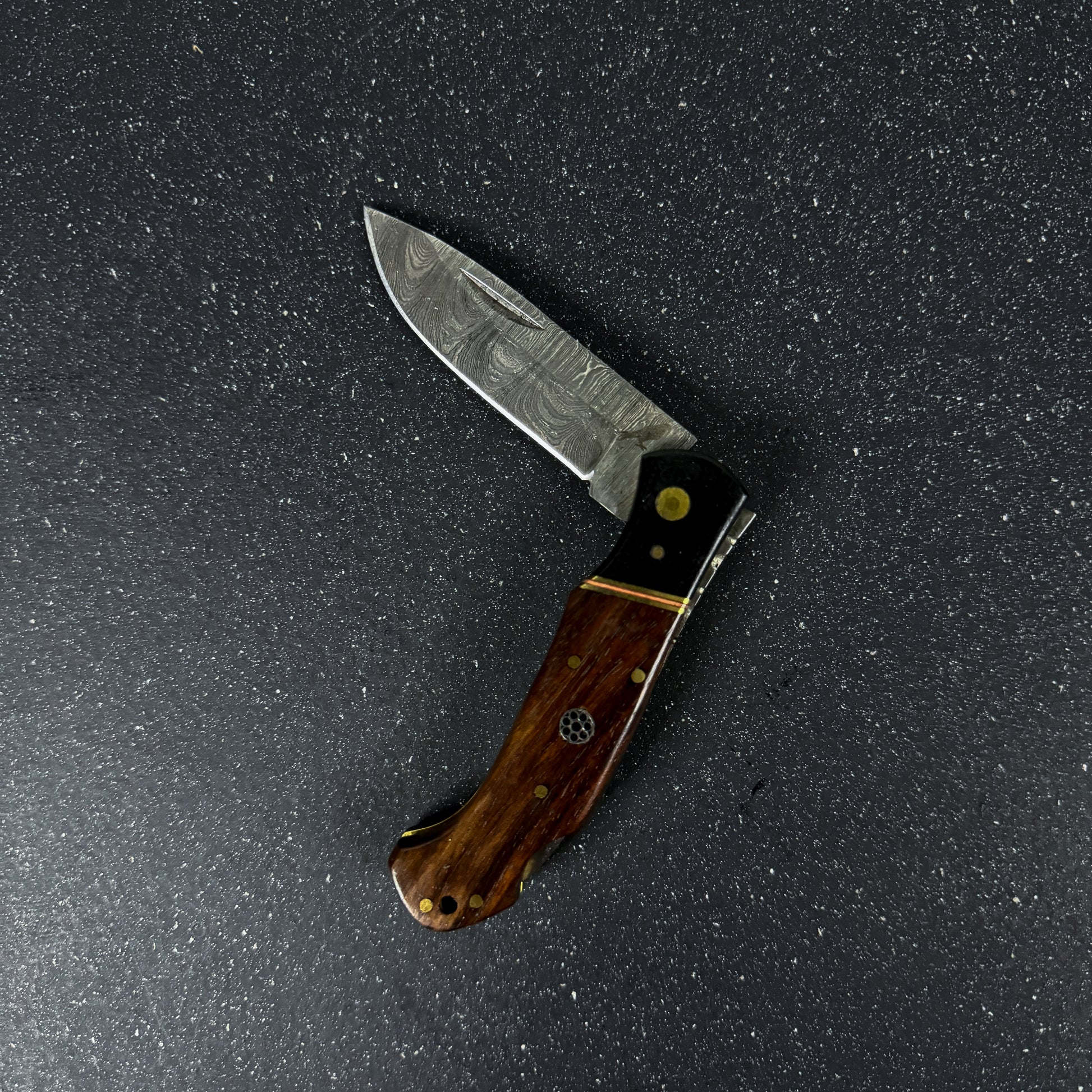 Navaja de bolsillo Puelo hecha a mano con acero 1095/15N20 y mango de Palo de Rosa.