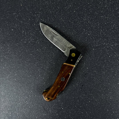 Navaja de bolsillo Puelo hecha a mano con acero 1095/15N20 y mango de Palo de Rosa.