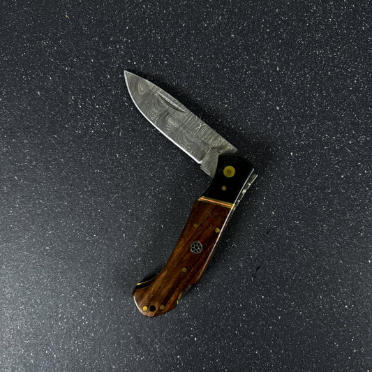 Navaja de bolsillo Puelo hecha a mano con acero 1095/15N20 y mango de Palo de Rosa.