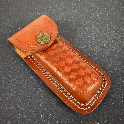 Navaja artesanal Puelo con mango de madera noble y diseño único.