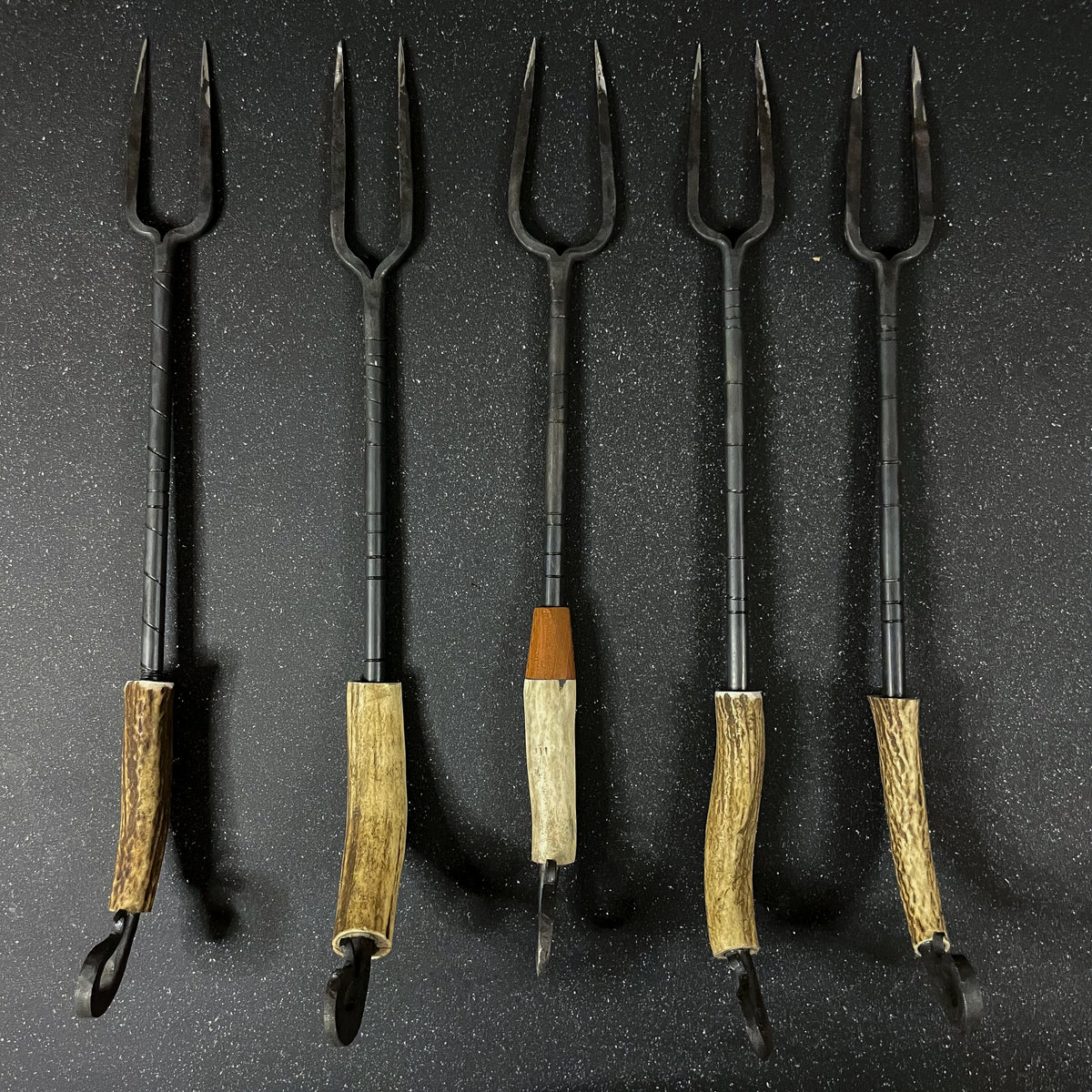 Componentes de pincho parrillero forjado con destapador 44 cm Pehuenche Rauka