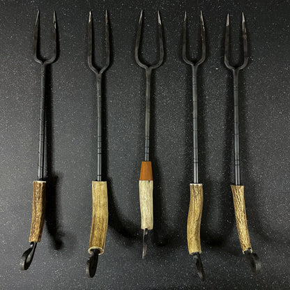 Componentes de pincho parrillero forjado con destapador 44 cm Pehuenche Rauka