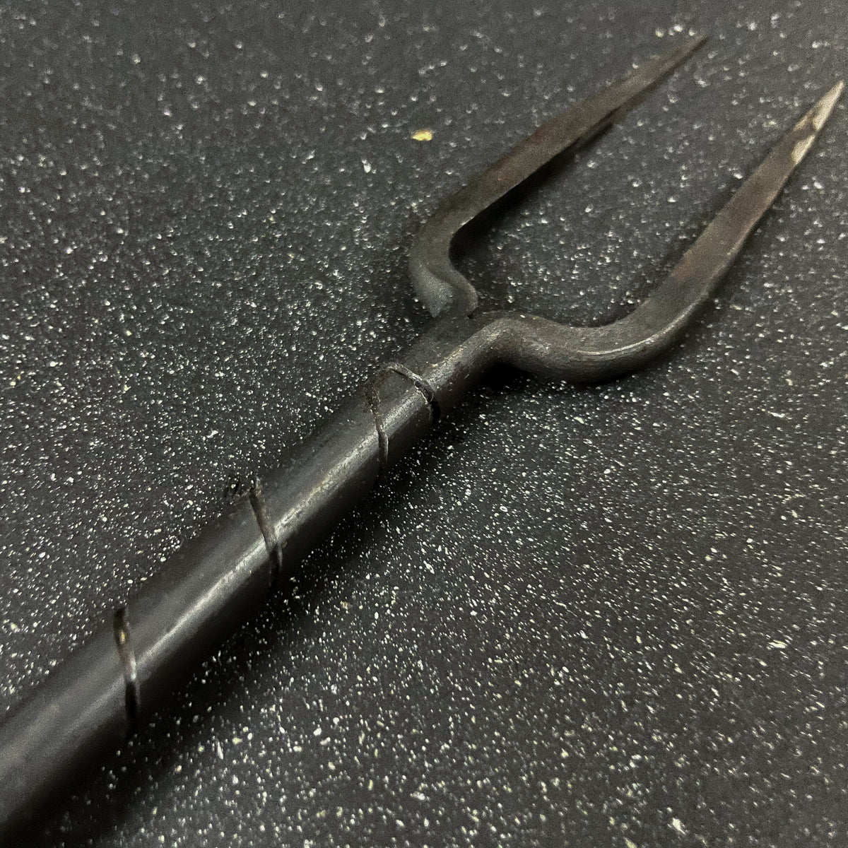 Detalle de pincho parrillero forjado con destapador 44 cm Pehuenche Rauka, segunda foto