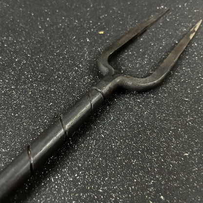 Detalle de pincho parrillero forjado con destapador 44 cm Pehuenche Rauka, segunda foto
