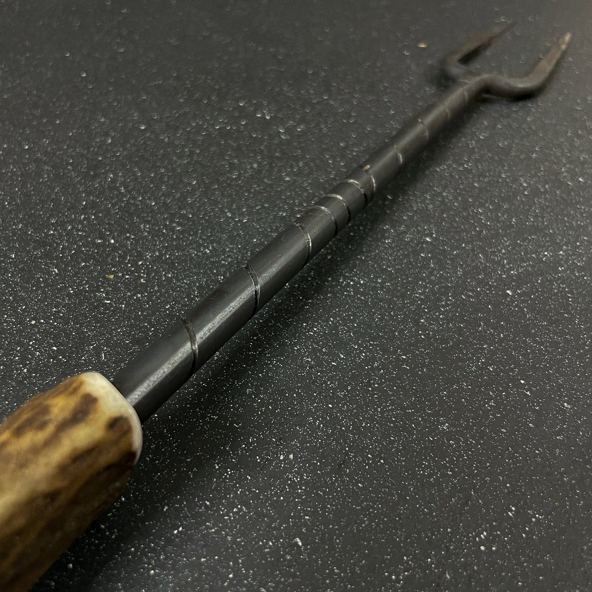 Detalle de pincho parrillero forjado con destapador 44 cm Pehuenche Rauka, tercera foto