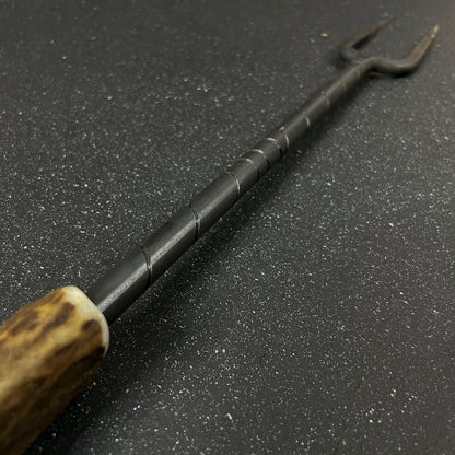 Detalle de pincho parrillero forjado con destapador 44 cm Pehuenche Rauka, tercera foto