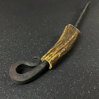 Detalle de pincho parrillero forjado con destapador 44 cm Pehuenche Rauka
