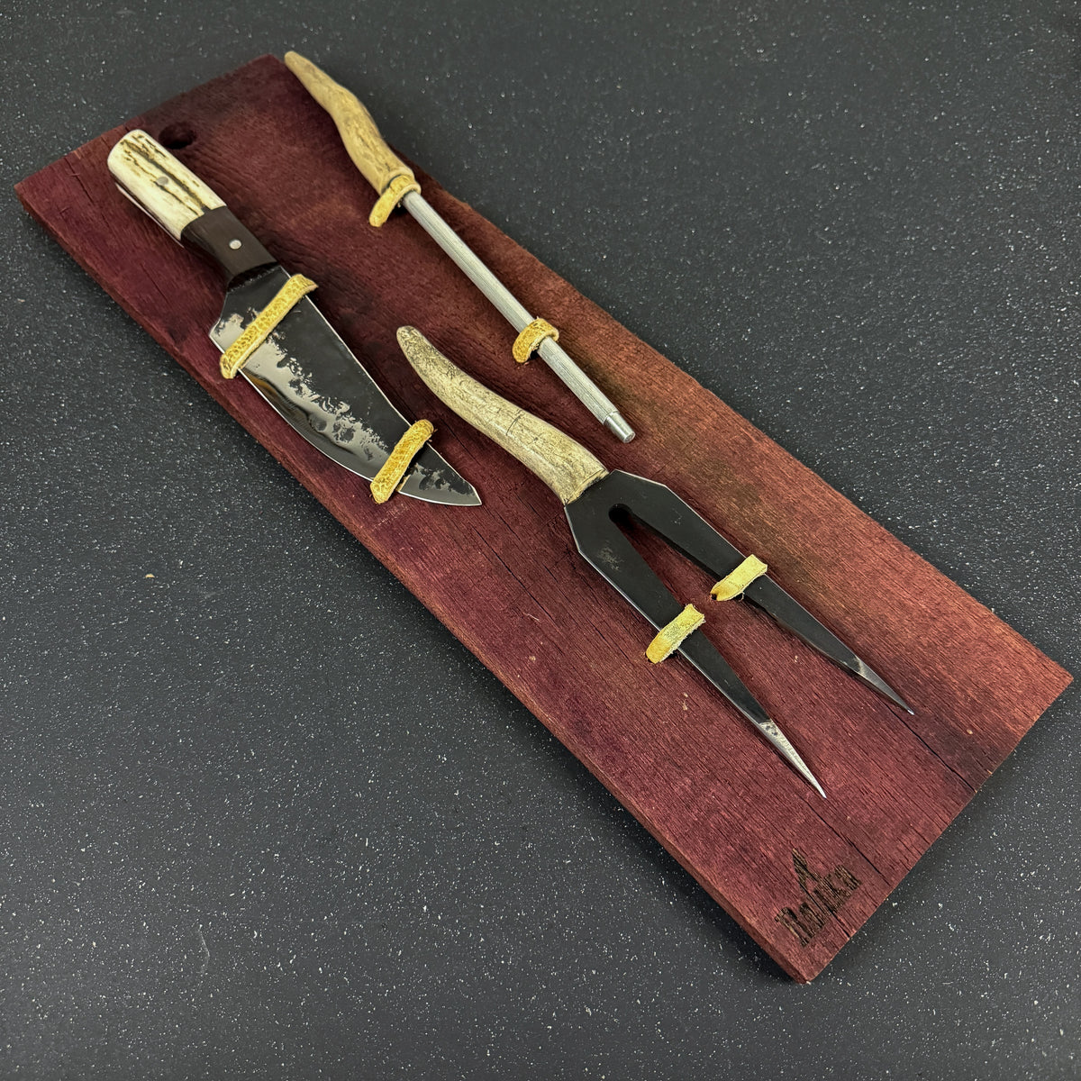 Vista completa de set Asador con cuchillo 25 cm, chaira y pincho Rauka