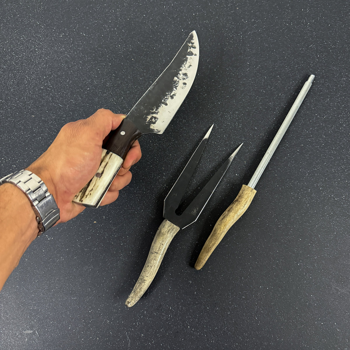Vista de conjunto de set Asador con cuchillo 25 cm, chaira y pincho Rauka
