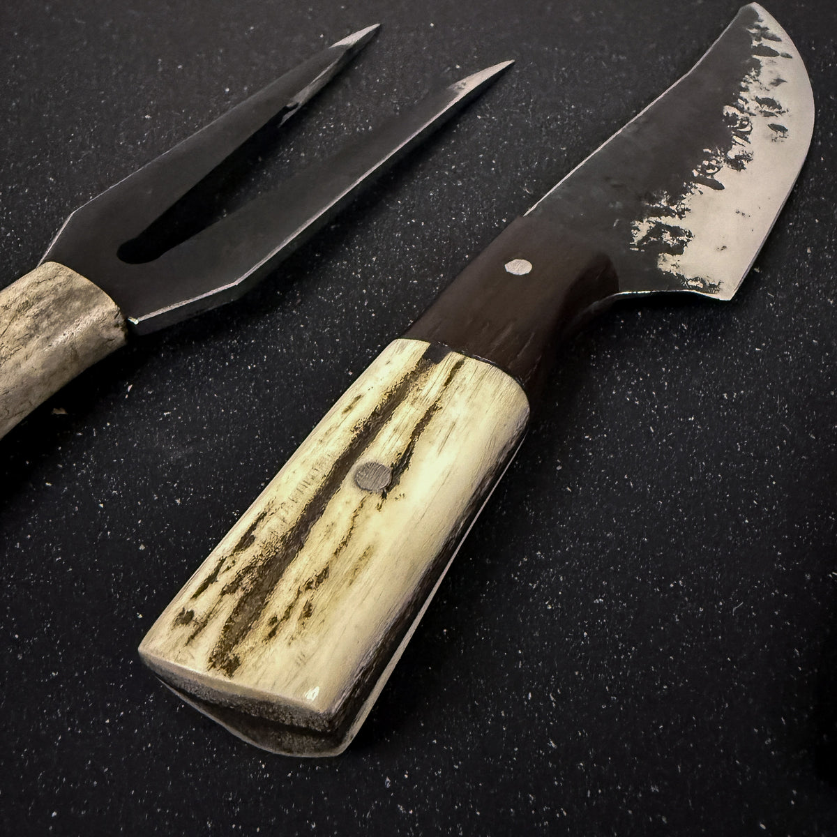 Detalle de set Asador con cuchillo 25 cm, chaira y pincho Rauka